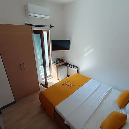 Comfy Lara Hotel *